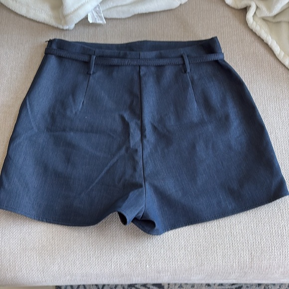 ZARA .size L. Color navy. Schort - Picture 3 of 4